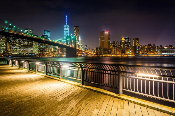 The Brooklyn Bridge e Manhattan Skyline à noite visto do Bro — Fotografia de Stock