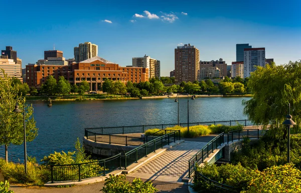O rio Charles em North Point Park em Boston, Massachusetts . — Fotografia de Stock