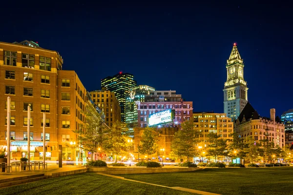 The Custom House Tower and Rose Fitzgerald Kennedy Greenway at n — Stock Photo, Image