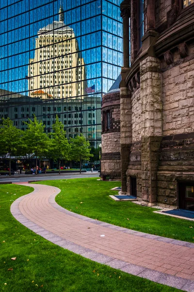 The John Hancock Building and Trinity Church in Boston, Massachu — Stock Photo, Image