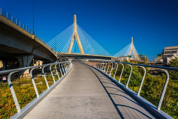 El Leonard P. Zakim Bunker Hill Memorial Bridge y una pasarela i —  Fotos de Stock