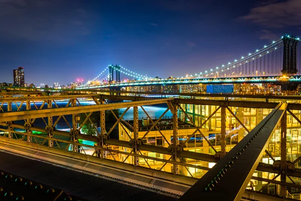 De manhattan bridge, gezien vanaf de brooklyn bridge in de nacht, ne — Stockfoto
