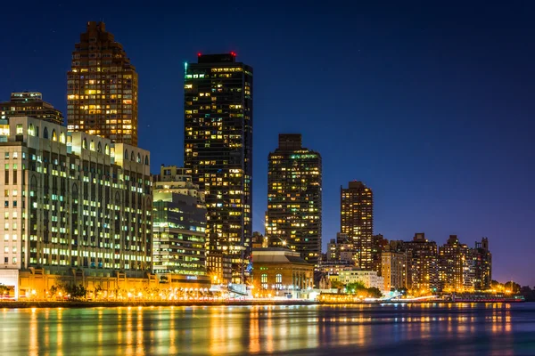 Die Skyline von Manhattan und der East River bei Nacht, von roo aus gesehen — Stockfoto