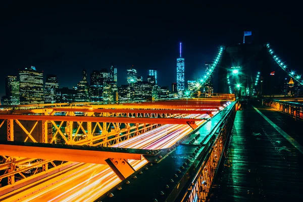 マンハッタンのスカイラインと近付いでブルックリン橋の上のトラフィック — ストック写真