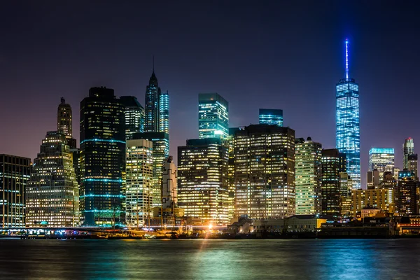 The Manhattan Skyline at night, seen from Brooklyn Bridge Park, — Stock Photo, Image