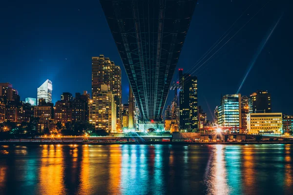 El horizonte de Manhattan visto desde debajo del puente Queensboro en R — Foto de Stock