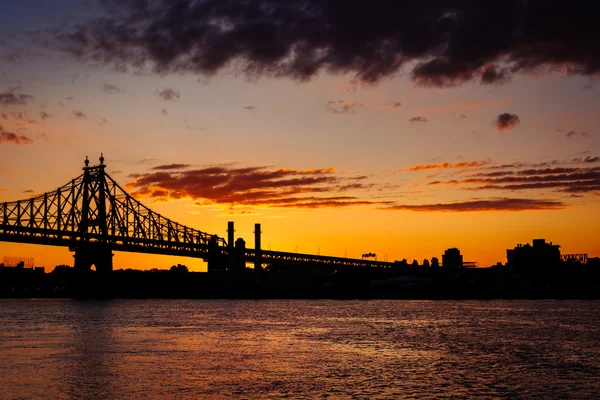 De queensboro bridge bij zonsopgang, gezien vanaf roosevelt island, ne — Stockfoto