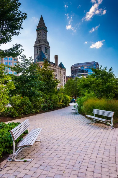 The Rose Fitzgerald Kennedy Greenway and Custom House Tower in B — Stock Photo, Image
