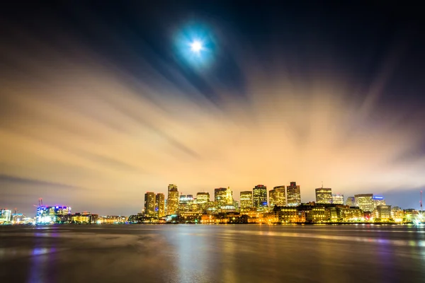 The moon and clouds moving through the sky over the Boston skyli — Stock Photo, Image