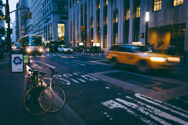 在曼哈顿金融区的一条街道上移动的交通, — 图库照片