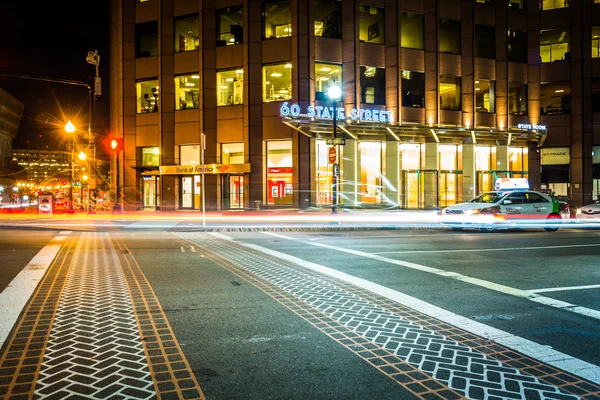 Verkeer op straat 's nachts staat in boston, massachusetts. — Stockfoto