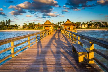 Naples, Florida Balık tutma iskelede akşam ışığı. 