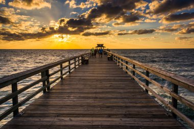 Naples, Florida'nın balıkçılık iskele üzerinden günbatımı. 