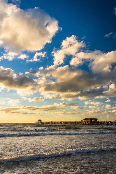 'S avonds wolken boven de visserij pier en de Golf van Mexico in Naple — Stockfoto