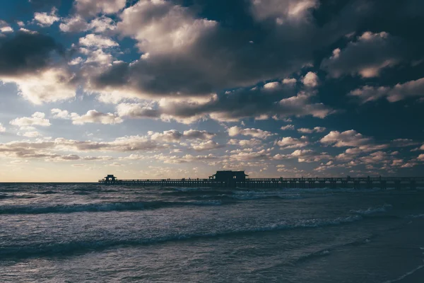 'S avonds wolken boven de visserij pier en de Golf van Mexico in Naple — Stockfoto