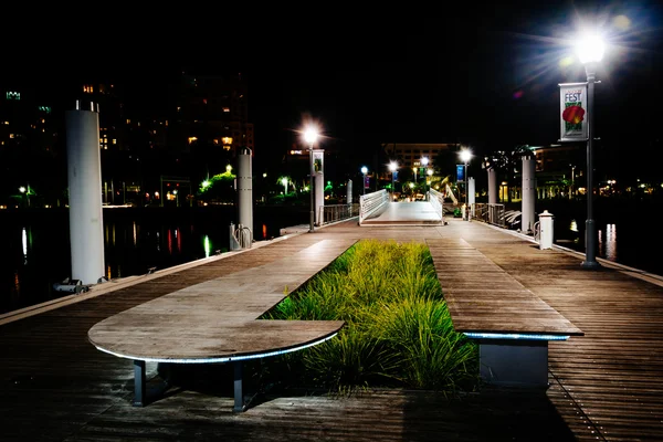 Muelle público por la noche, en West Palm Beach, Florida . — Foto de Stock