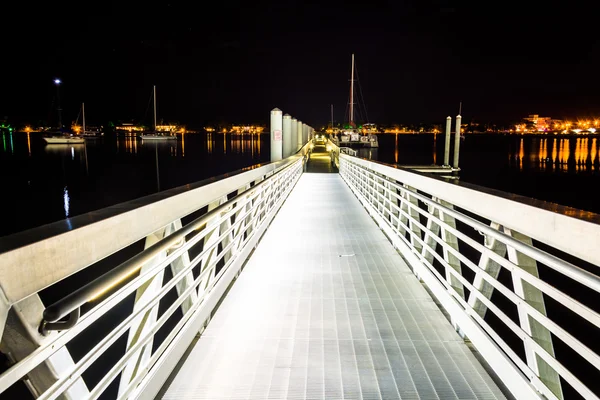 Ramp to a dock at night in West Palm Beach, Florida. — Stock Photo, Image