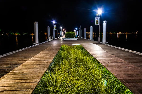 Openbare dok bij nacht, in West Palm Beach, Florida. — Stockfoto