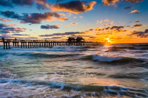 Sunset over the fishing pier and Gulf of Mexico in Naples, Flori — Stock Photo, Image