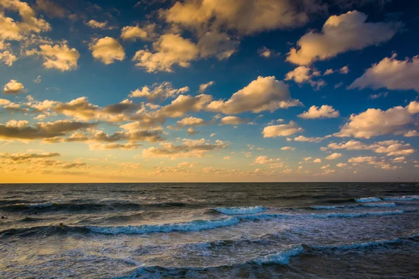 Céu por do sol sobre ondas no Golfo do México, em Nápoles, Flórida — Fotografia de Stock