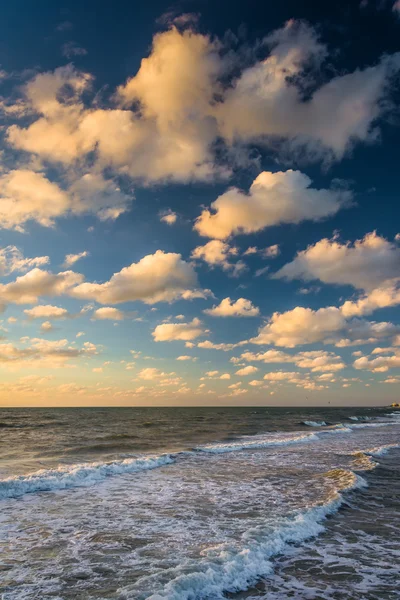 Céu por do sol sobre ondas no Golfo do México, em Nápoles, Flórida — Fotografia de Stock