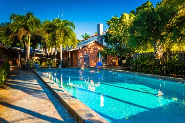 Piscina en un hotel en West Palm Beach, Florida . — Foto de Stock