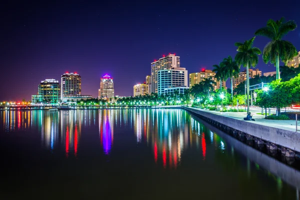 The skyline at night in West Palm Beach, Florida. — Stock Photo, Image