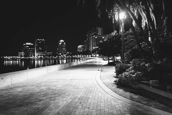 Waterfront promenade and the skyline at night in West Palm Beach — Stock Photo, Image