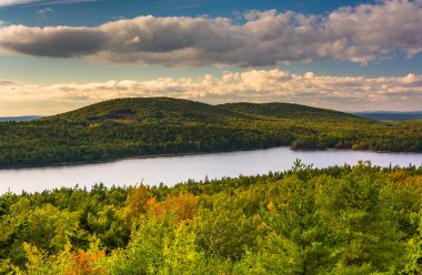 Görünümüne kartal Gölü'nün yoldan Caddilac dağda akşam