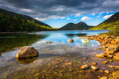 Jordan Pond and view of the Bubbles in Acadia National Park, Mai clipart