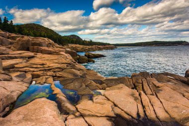 Su samuru kayalıklarla ve Atlantik Okyanusu Acadia Milli Parkı'nda, Mai