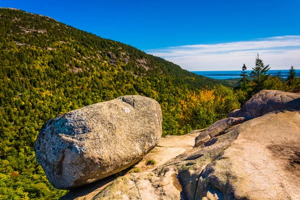 Zrównoważone Rock, w południe bańki, w Acadia National Park, Maine. — Zdjęcie stockowe