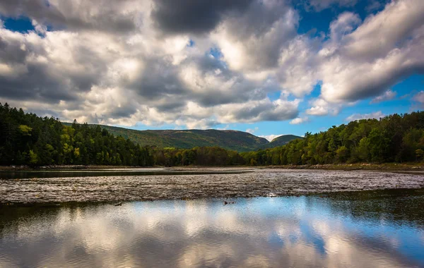 Clouds and mountains reflecting in Otter Cove at Acadia National — Stock Photo, Image