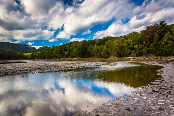 Wolken en bergen weerspiegelen in Otter Cove op nationale Acadia — Stockfoto