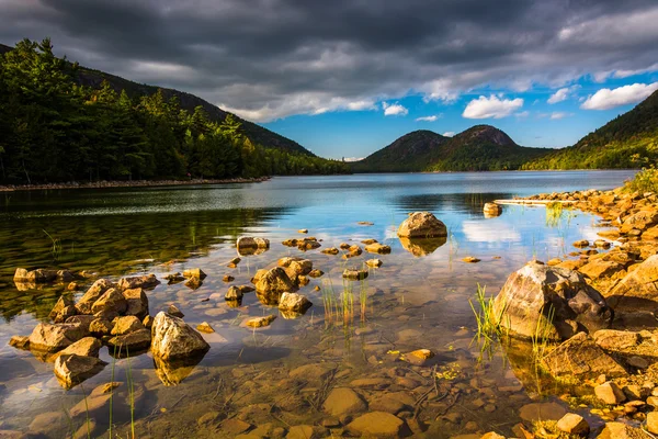 Jordan pond und blick auf die blasen im acadia nationalpark, mai — Stockfoto