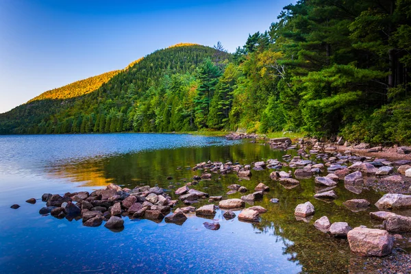 Morning reflections at Bubble Pond, in Acadia National Park, Mai — Stock Photo, Image