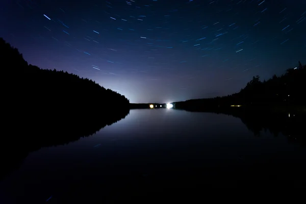Star trails over Echo Lake, in Acadia National Park, Maine. — Stock Photo, Image