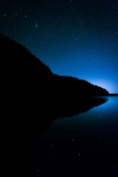 Étoiles dans le ciel nocturne se reflétant dans le lac Echo, à Acadia Nation — Photo