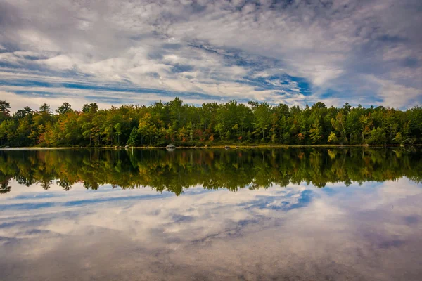 Réflexions du début de l'automne à Toddy Pond, près d'Orland, Maine . — Photo