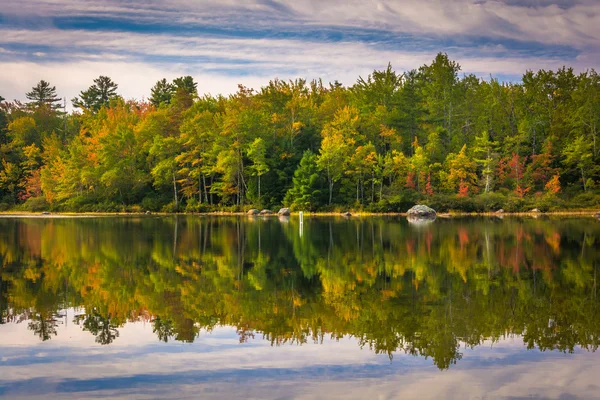 Vroege herfst reflecties op Toddy vijver, in de buurt van Orland, Maine. — Stockfoto