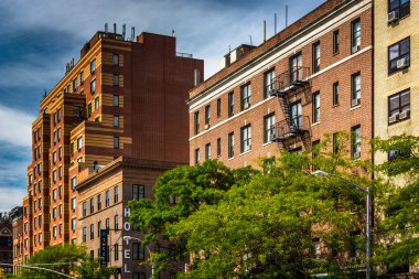 Chelsea, Manhattan, New York'taki 8th Avenue boyunca binalar. 