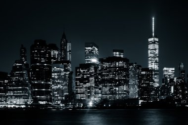 o skyline de manhattan à noite, visto do Parque da ponte de brooklyn, 