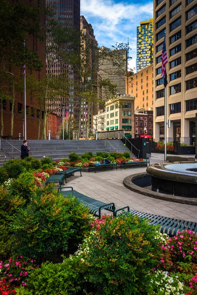 Gardens at the New York Vietnam Veterans Memorial Plaza in Lower — Stock Photo, Image