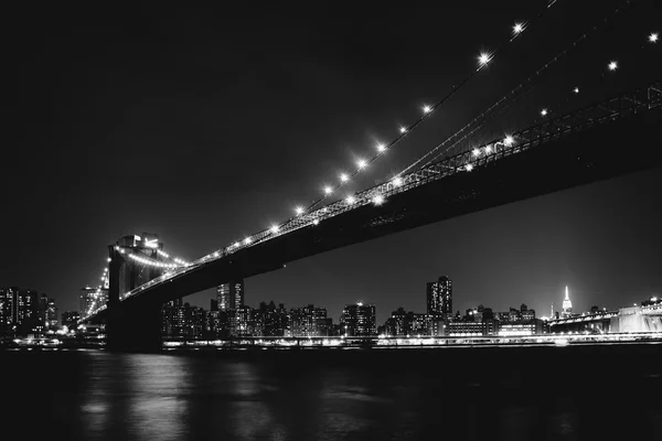 The Brooklyn Bridge at night seen from Brooklyn Bridge Park, New — Stock Photo, Image