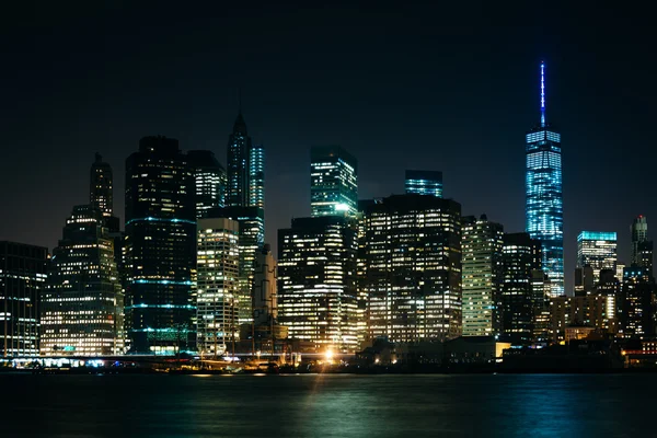 The Manhattan Skyline at night, seen from Brooklyn Bridge Park, — Stock Photo, Image