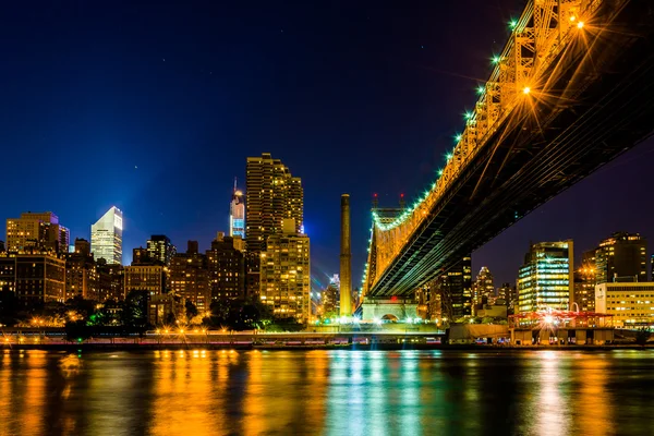 Die manhattan skyline und die queensboro bridge vom roosevelt aus gesehen — Stockfoto