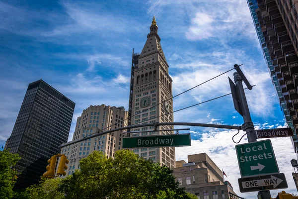 Die städtische Lebensversicherungsgesellschaft Tower and Broadway Stree — Stockfoto