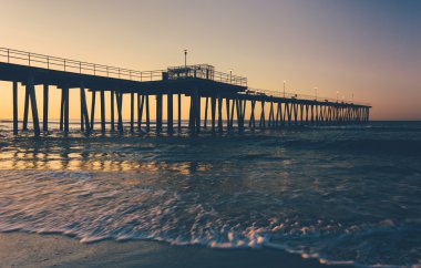 Balıkçılık iskele ve dalgalar ventn sunrise, Atlantik Okyanusu üzerinde