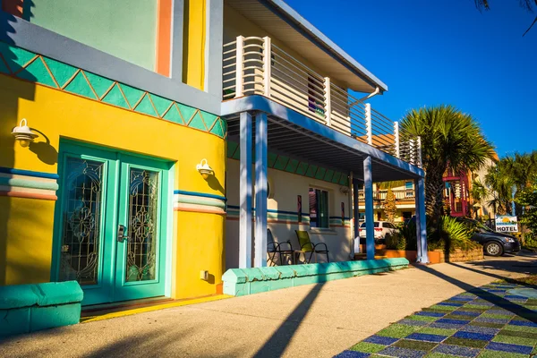 Kleurrijke hotel in Villano Beach, Florida. — Stockfoto