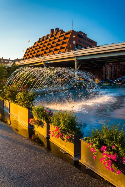 Fountains and flowers on the waterfront in Georgetown, Washingto — Stock Photo, Image